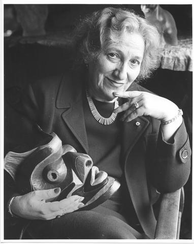 Ida Halpern mit Maske in der Hand