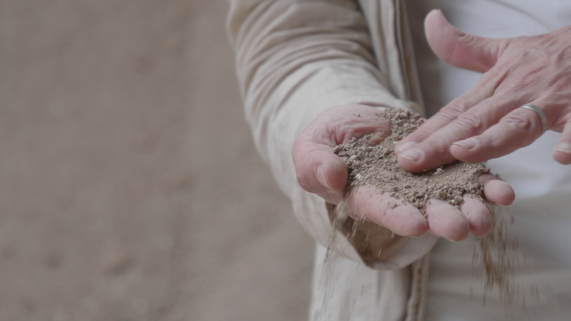 Earthy - Paul Emmanuels Hände prüfen die Erde auf ihren Lehmgehalt