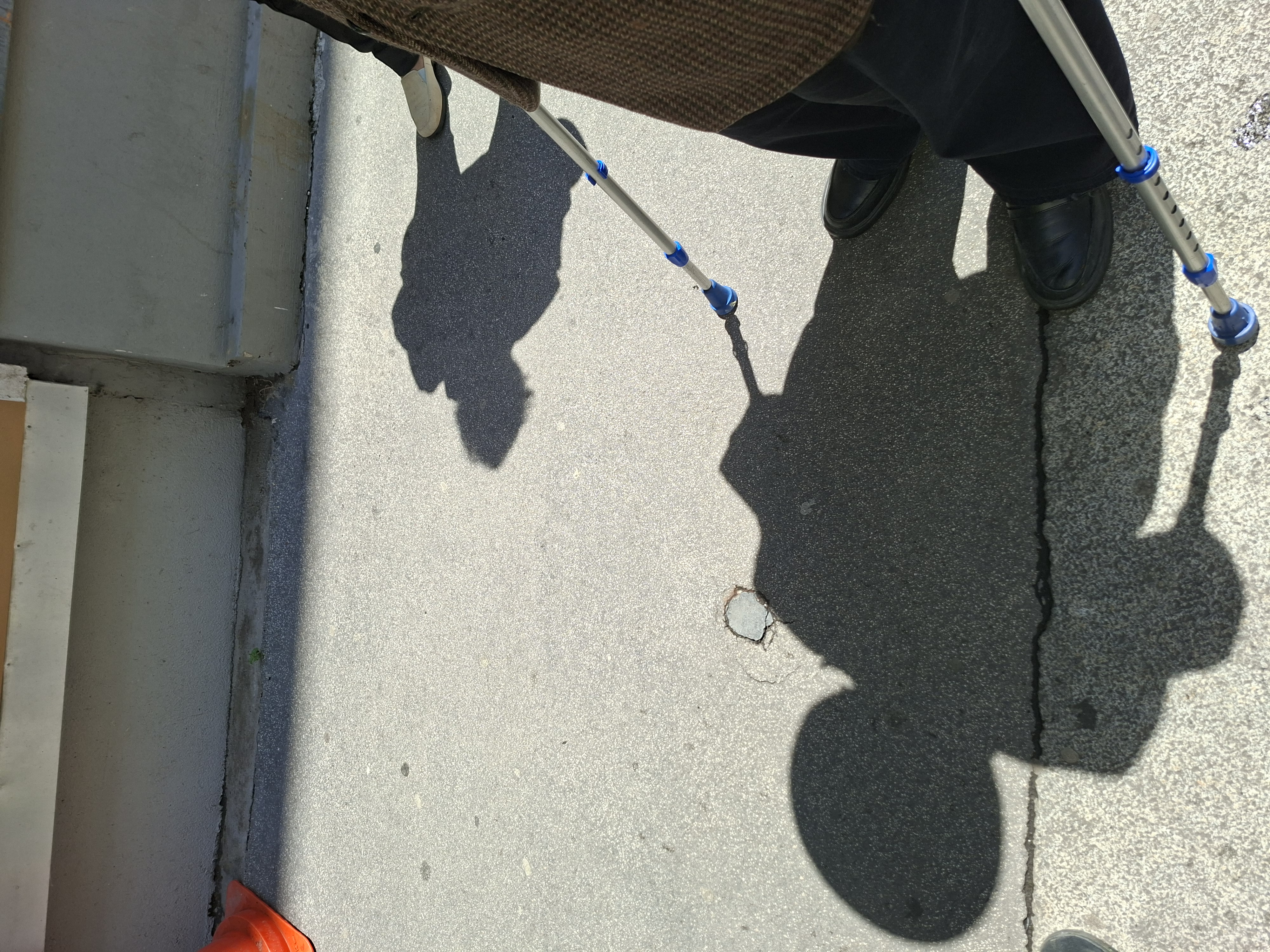 schatten von erich finsches vor dem stein der erinnerung in der Ullmannstraße